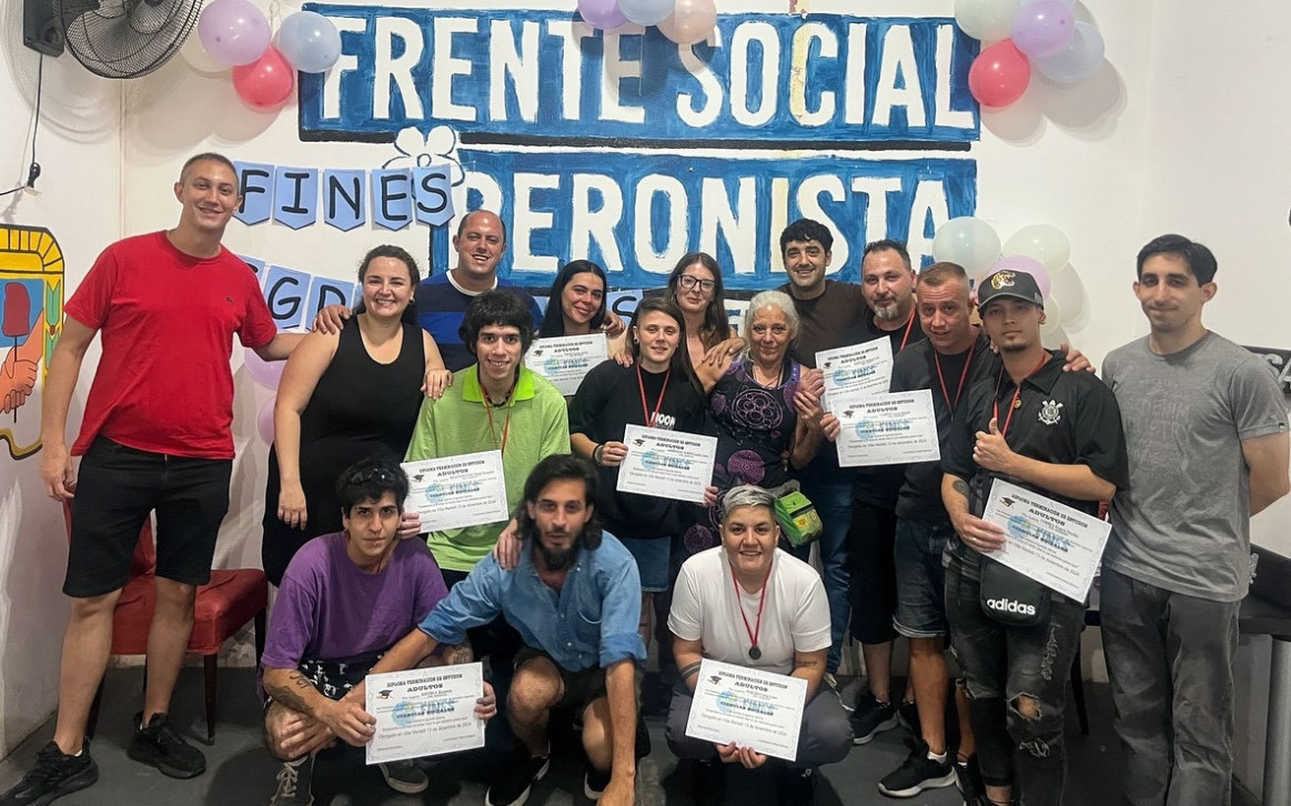 Imagen secundaria de Entrega de diplomas a egresados del Plan Fines en Vicente López